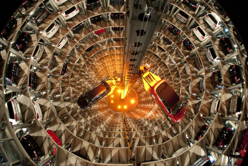 huGO-BildID: 32561746
ARCHIV - Ein VW-Passat Variant und ein Golf Cabrio (r) werden am 09.03.2011 in einem der beiden Autotürme der Volkswagen Autostadt in Wolfsburg automatisch in ein freies Fach transportiert. Das ifo-Institut stellt den aktuellen Wert des Geschäftsklimaindex vor. Fachleute gehen davon aus, dass er sich zum vierten Mal in Folge verbessert. Foto: Holger Hollemann/dpa +++(c) dpa - Bildfunk+++